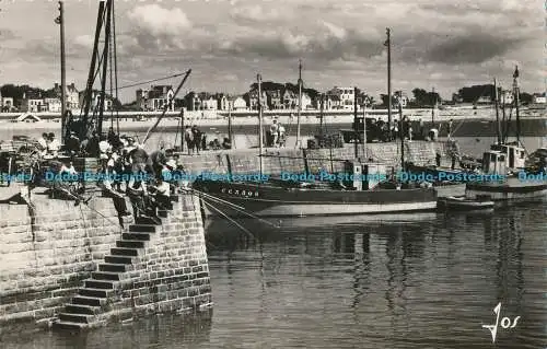 R011177 Bretagne. Presquile de Quiberon. Bateaux de peche a la Jetee de Port Mar