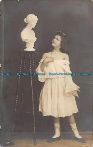 R097558 Alte Postkarte. Mädchen und Statue. 1906