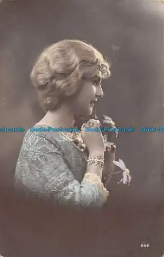 R098288 Alte Postkarte. Frau. Regent. 1914