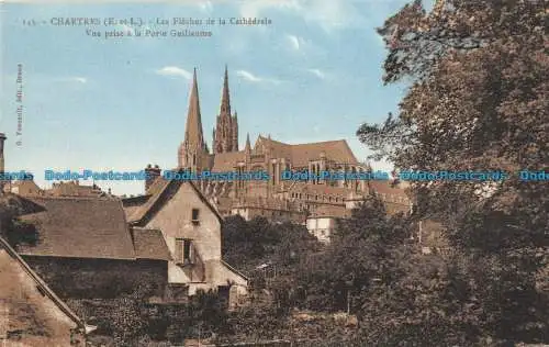 R098600 Chartres. E. et L. Les Fleches de la Cathedrale. Vue prise a la Porte Gu