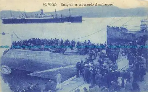 R635448 Vigo. Emigrantes Esperando el Embarque. Grafos. 1922