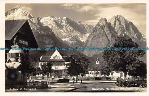 R156769 Garmisch Marktplatz mit Zugspitzgruppe. C. Rietzschel