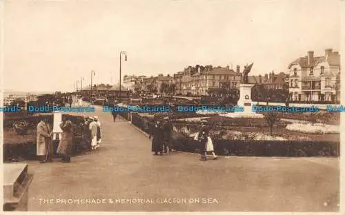 R156770 Die Promenade und Denkmal. Clacton on Sea