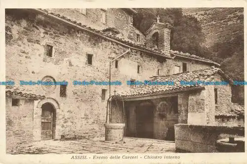 R660988 Assisi. Eremo delle Carceri. Chiostro Interno