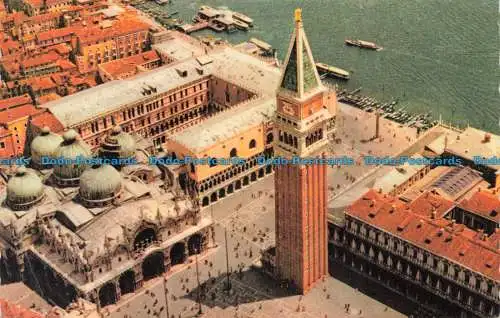 R664492 Venezia. Blick aus der Luft. M.D.A