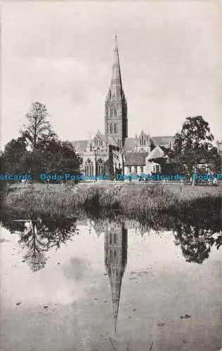 R664776 Kathedrale von Salisbury. Reflektiert im Schlossteich