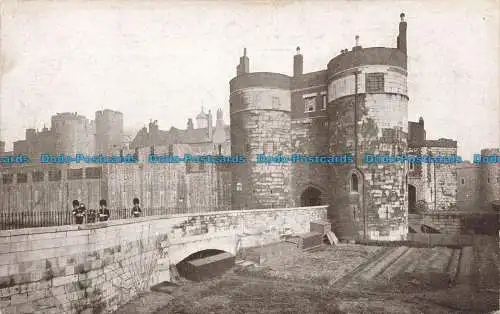 R666467 Tower of London. Byward Tower und Outer Ward. Sturm und Polden