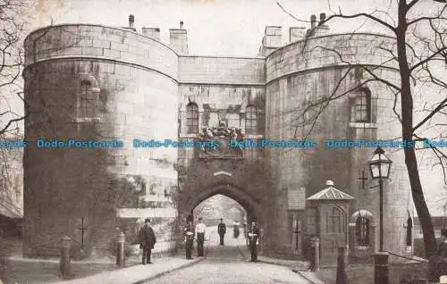 R666116 Tower of London. Der mittlere Turm. Sturm und Polden