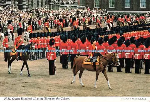 R681405 H.M. Queen Elizabeth II bei der Trooping the Colour. John Hinde Ltd