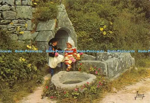 D024720 La Bretagne. 20047. Costumes de Fouesnant et Benodet. Finistere. Jeans