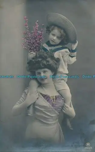 R000158 Alte Postkarte. Frau mit Mädchen und Blumen. Carlton