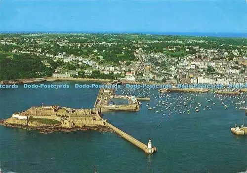 D155942 C.I. St. Peter Port Hafen und Castle Cornet aus der Luft. Guernsey. J