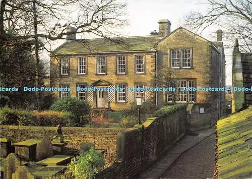 D028526 Das Haus ist alt die Bäume sind kahl. Bronte Parsonage Museum. Haworth. Y