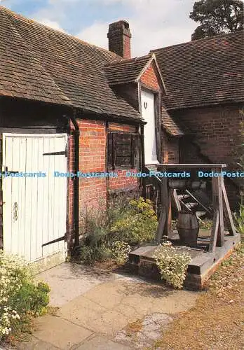 D031835 Hampshire. Chawton. Jane Austen House. Die Backstube. Getreidespeicher und Brunnen.