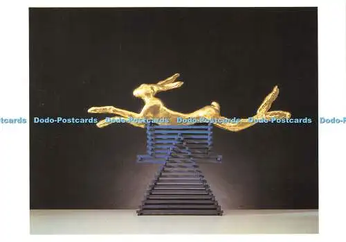 D037033 Southampton City Art Gallery. Springender Hase. Vergoldete Bronze. blue wood sta