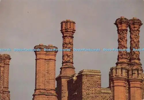 D037074 Hampton Court Palace. Die Schornsteine von Hampton Court. Krone. Beesley Gibb