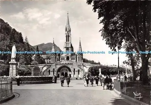 D042018 Lourdes. La Basilique et la Vierge Couronnee. Yan. Quinault. RP