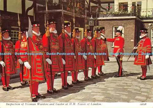 D048232 Inspektion von Yeoman Warders and Gaoler im H. M. Tower in London. Charle