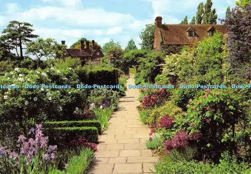 D048630 Sissinghurst Castle Garden. Der Rosengarten. Roger Pennington. L6 SP. 72