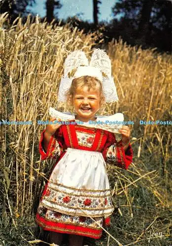 D053945 La Bretagne. Petite Fille en Costume de Fouesnant. Benodet Rosporden. Je