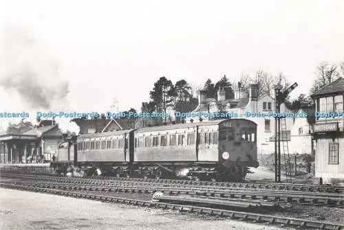 D053382 Motor Nr. 31266. mit einem Zug nach Dunton Green, der Westerham verlässt. Joane