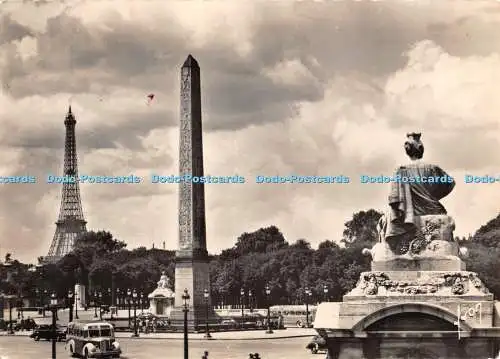 D058943 Paris. Place de la Concorde. L Obelisque et la Tour Eiffel. Yvon. RP