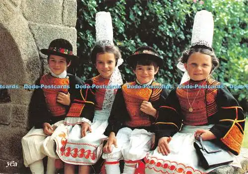 D060143 La Bretagne Pittoresque. Enfants en Costumes du Pays Bigouden. Y.C.A.