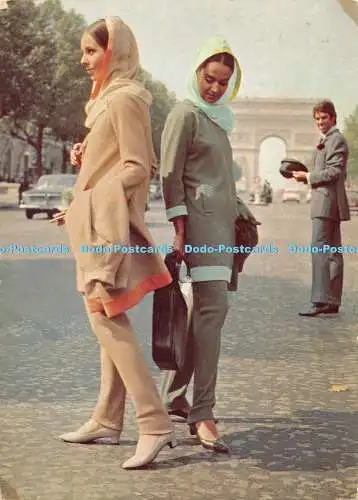 D062921 Pakistan International Airlines. PIA Airhostessen Sommer- und Winterunif