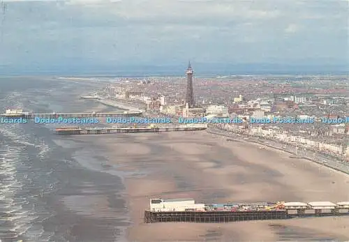 D061909 Blackpool und die Goldene Meile mit dem Turm aus der Vogelperspektive. Drei P
