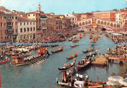 D087187 Venezia. Canal Grande und Rialtobrücke. Historische Regatta. Ardo