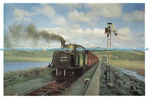 D090466 Festiniog Eisenbahn. Nordwales. Merddin Emrys überquert den Cob in der Nähe des Hafens