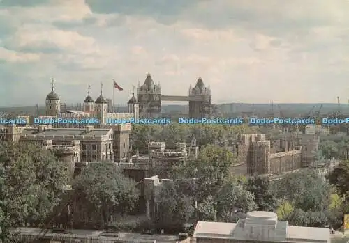 D087487 Tower of London. Der Tower und die Tower Bridge vom Hafen von London Auth