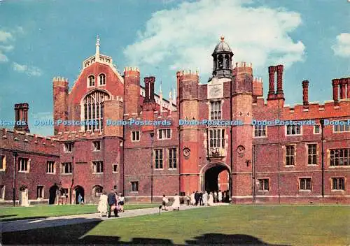 D092477 Middlesex. Hampton Court Palace. Anne Boleyn Gateway und die Große Halle.