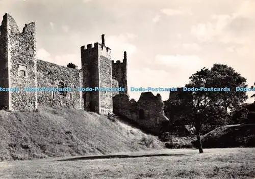 D100299 Framlingham Castle. Suffolk. Westvorhang und Gebäude außerhalb Postern