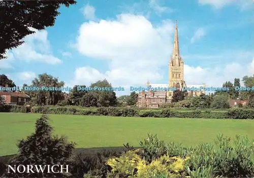 D102613 Norwich. Norfolk. Norwich Cathedrale aus Osten. Lachs