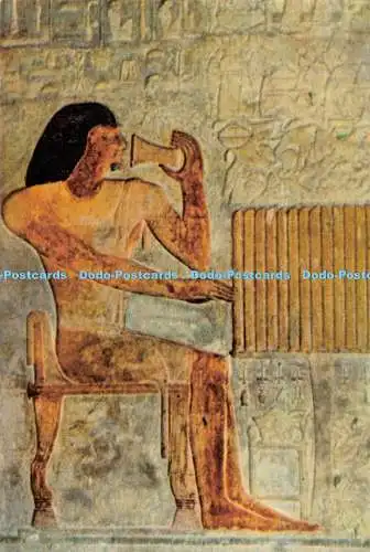 D104419 Sakkara. Ptah Hotel Mastaba. Pfannenhotel sitzend vor einem reich eingerichteten