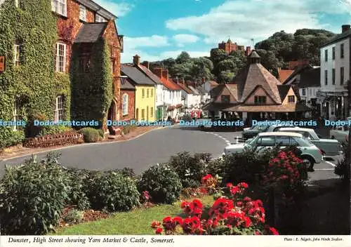 D101154 Somerset. Dunster. High Street zeigt Garnmarkt und Schloss. John Hind