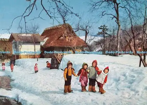 D104590 Snow Country in ihren warmen gesteppten Kapuzen und Strohstiefeln sind diese Kinder