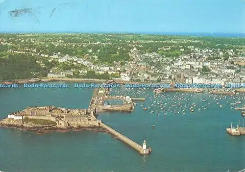 D106774 Guernsey. C.I. St. Peter Port Hafen und Castle Cornet aus der Luft. J