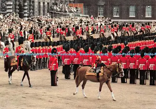 D108330 London. H. M. Queen Elizabeth II bei der Trooping the Colour Zeremonie. Jo