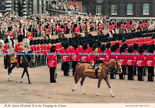 D108441 London. H. M. Queen Elizabeth II bei der Trooping the Colour. Kardorama.