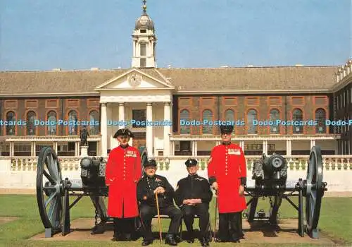 D110568 Royal Hospital Chelsea. In Rentnern in ihren verschiedenen Uniformen. Alun Os