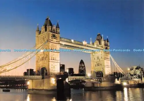 D113160 London. Tower Bridge. Der Postkartenladen