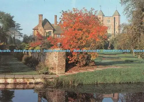 D113206 Kent. Sissinghurst Castle Garden. Blick von über den Graben im Herbst. L