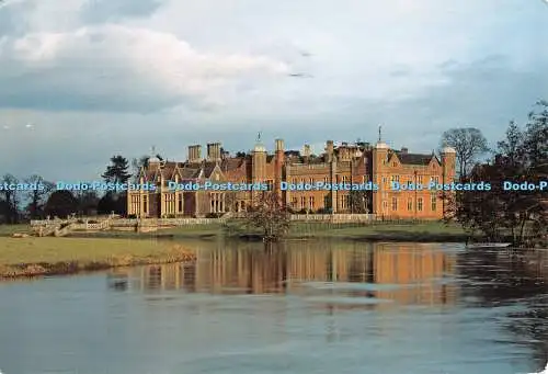 D114813 Charlecote Park. Warwickshire. Westfront des Hauses mit Blick über den Fluss