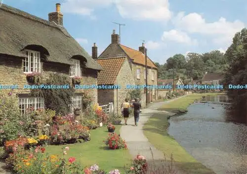 D115157 North Yorkshire. Thornton le Dale. Reetdachhaus und Beck Isle. Richter