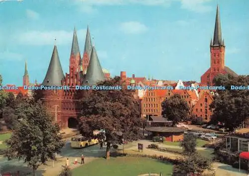 D118777 Lübeck. Blick auf Holstentor. Marienkirche und alter Salzspeicher. Andres