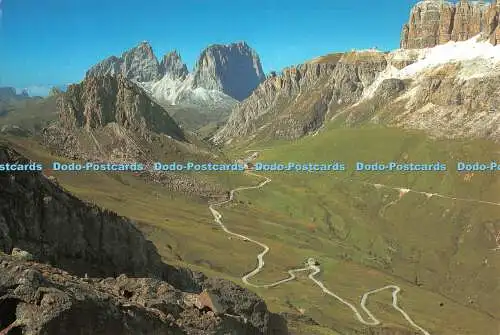 D115226 Dolomiti. Der Pordoipass. Blick Richtung Langkofelgruppe. und die Sa