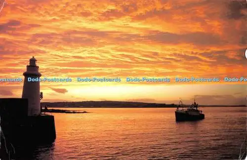 D118795 Sonnenuntergang. Macduff Harbour. Ein Boot segelt in eines der meisten Bilder Schottlands