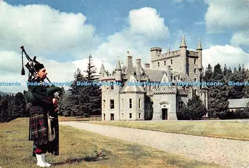 D118932 Burg von Invercauld bei Braemar. Aberdeenshire mit Farquharson Piper.